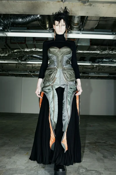 Look 16